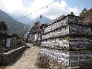wall-of-mani-stones-along-the-trail