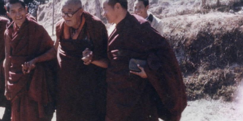 (00044_ud.jpg) Lama Zopa Rinpoche, Gomchen Rinpoche and Lama Yeshe. Gomchen Rinpoche visited Kopan Monastery, Nepal in January of 1975, and on Jan. 10, he gave an important talk on guru devotion. This was published in The Heart of the Path, Lama Yeshe Wisdom Archive, 2009.