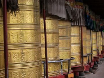 spinning-prayer-wheels-daofu-monastery-daofu-sichuan