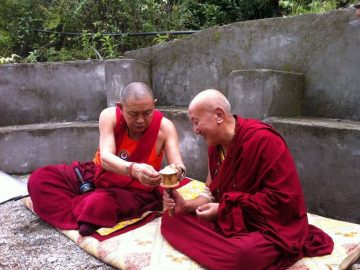 garchen-va-nubpa-rinpoche-voi-banh-xe-cau-nguyen